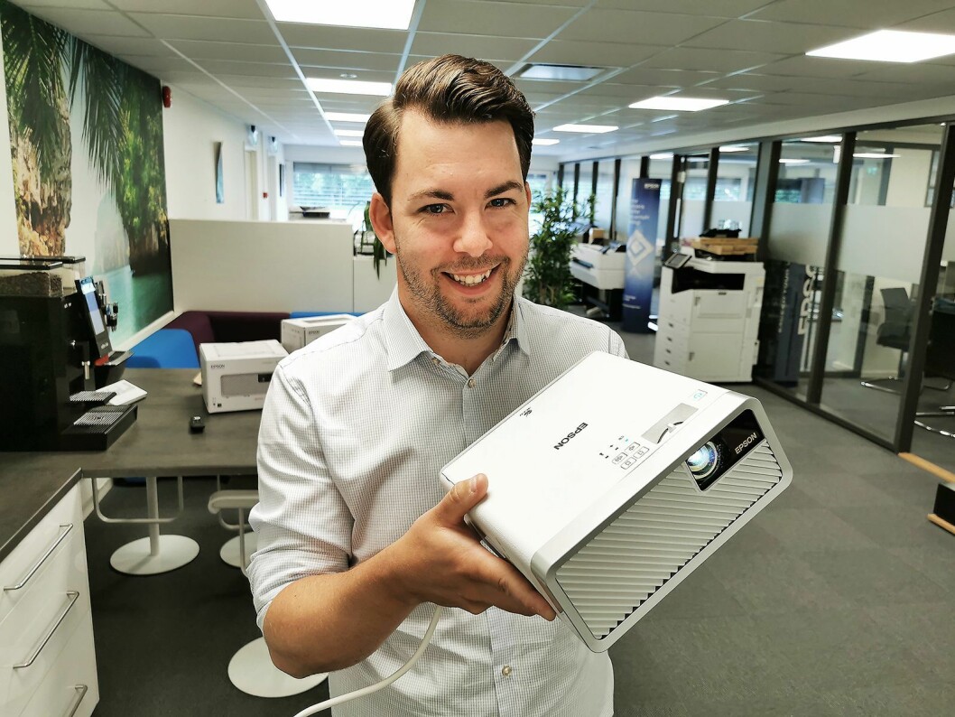 Epsons norske salgssjef for forbrukermarkedet, Tor Jørgen Westerby, med den kompakte laserprojektoren EF-100, som kommer med Android smart-TV. Pris: 12.400,- Foto: Stian Sønsteng.