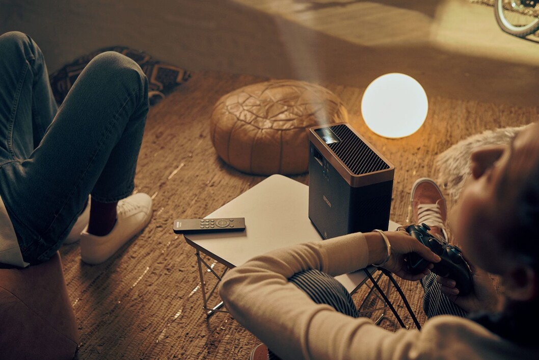 Med Epson EF-100 kan man spille med bildet projisert i taket. Foto: Epson. Med Epson EF-100 kan man spille med bildet projisert i taket. Foto: Epson.