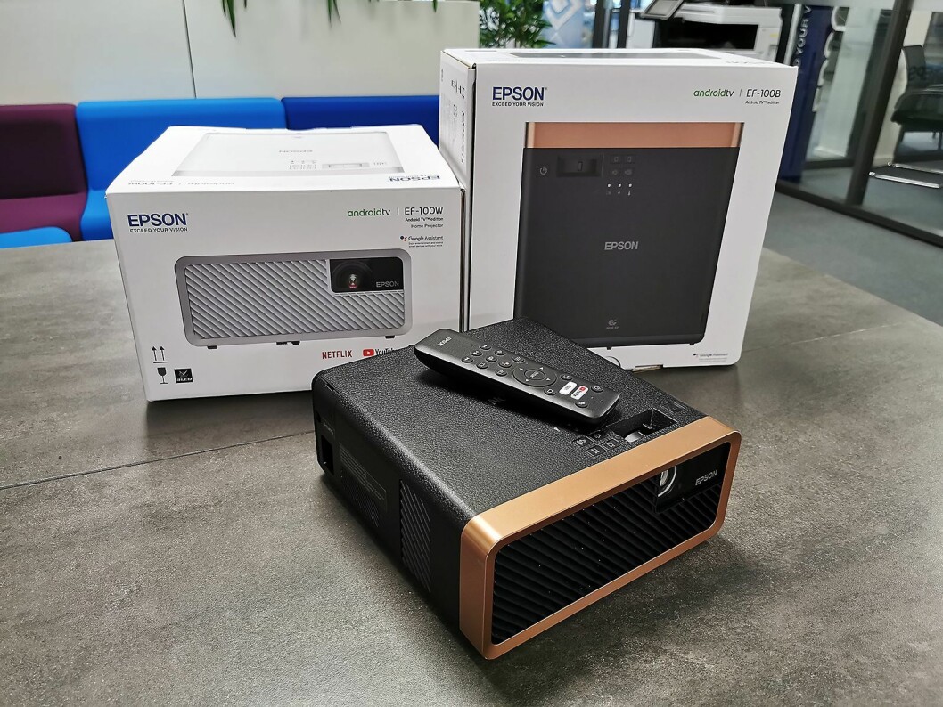 Den kompakte laserprojektoren EF-100 kommer i sort og hvitt, og er ifølge Epson kjekk å ta med seg på hytta eller i campingvogna. Pris: 12.400,- Foto: Stian Sønsteng.