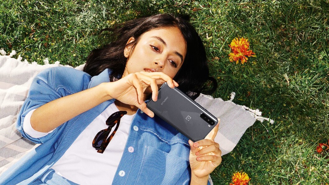 OnePlus Nord kommer i to modeller; 8GB/128GB RAM/ROM til 4.700 kroner i fargene Blue Marble og Gray Onyx, samt 12GB/256GB RAM/ROM til 5.700 kroner i de samme fargene samt Gray Ash. Foto: OnePlus. OnePlus Nord kommer i to modeller; 8GB/128GB RAM/ROM til 4.700 kroner i fargene Blue Marble og Gray Onyx, samt 12GB/256GB RAM/ROM til 5.700 kroner i de samme fargene samt Gray Ash. Foto: OnePlus.