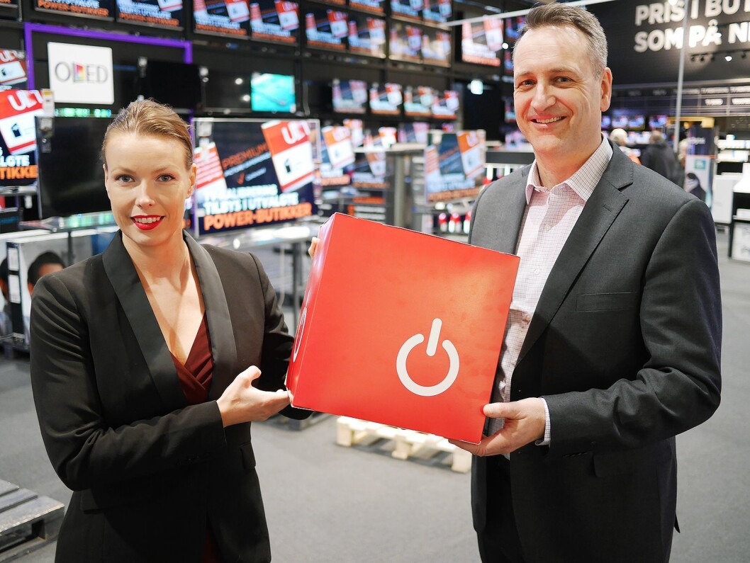Administrerende direktør Jan Røsholm og kommunikasjonssjef Marte Ottemo i Stiftelsen Elektronikkbransjenlegger fram årets halvårstall både under et eget arrangement og strømmet på nett. Foto: Stian Sønsteng Administrerende direktør Jan Røsholm og kommunikasjonssjef Marte Ottemo i Stiftelsen Elektronikkbransjenlegger fram årets halvårstall både under et eget arrangement og strømmet på nett. Foto: Stian Sønsteng