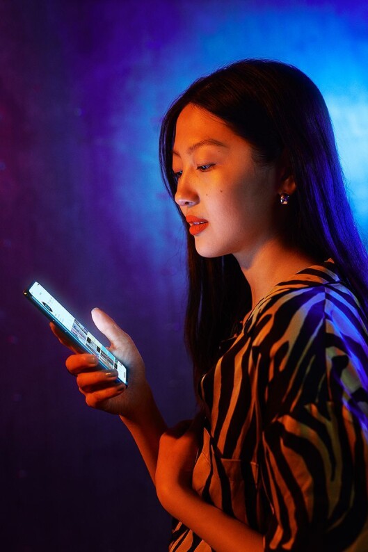 5G-telefonen OnePlus Nord kommer i to utgaver, til 4.700 og 5.700 kroner. Skjermen er på 6,44 tommer og 90Hz. Foto: OnePlus. 5G-telefonen OnePlus Nord kommer i to utgaver, til 4.700 og 5.700 kroner. Skjermen er på 6,44 tommer og 90Hz. Foto: OnePlus.