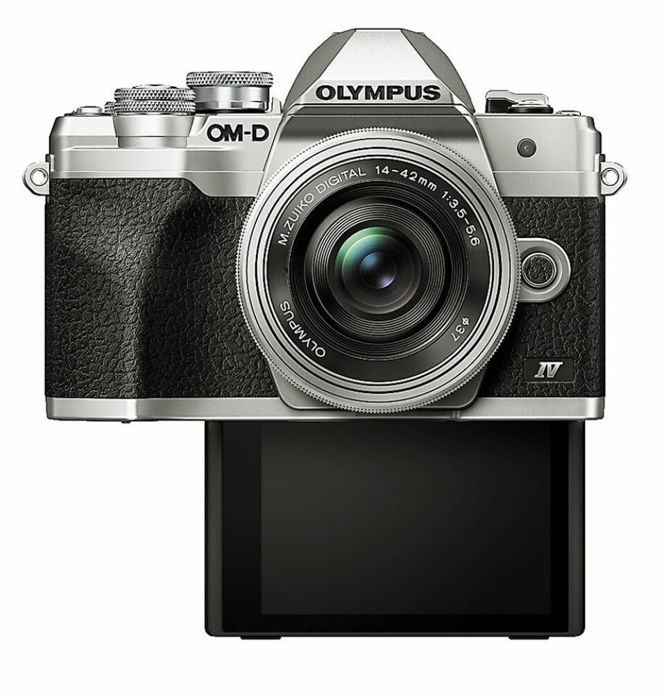 Olympus’ nye kamera har fått en skjerm som lar seg stille inn i selfie-modus. Foto: Olympus.