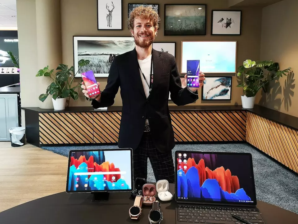 Daniel Kvalheim, teknisk kunde- og medieansvarlig i Samsung Norge, viser fram alle de nye produktene ved Samsungs kontor i Oslo. Foto: Marte Ottemo