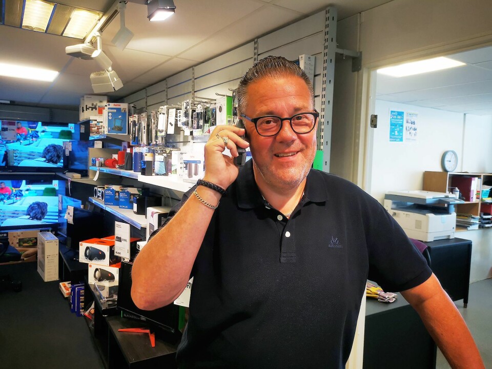 Geir Bjerkeland har sin tredje arbeidsdag ved Elon Mandal da han blir telefonintervjuet av fagbladet Elektronikkbransjen. Foto: Elon Mandal