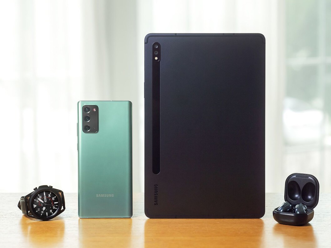 Her er Galaxy Watch 3, Note 20, Tab S7 og Galaxy Buds Live i en mer sober fargepalett. Foto: Samsung. Her er Galaxy Watch 3, Note 20, Tab S7 og Galaxy Buds Live i en mer sober fargepalett. Foto: Samsung.