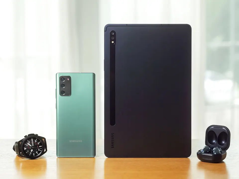 Her er Galaxy Watch 3, Note 20, Tab S7 og Galaxy Buds Live i en mer sober fargepalett. Foto: Samsung. Her er Galaxy Watch 3, Note 20, Tab S7 og Galaxy Buds Live i en mer sober fargepalett. Foto: Samsung.