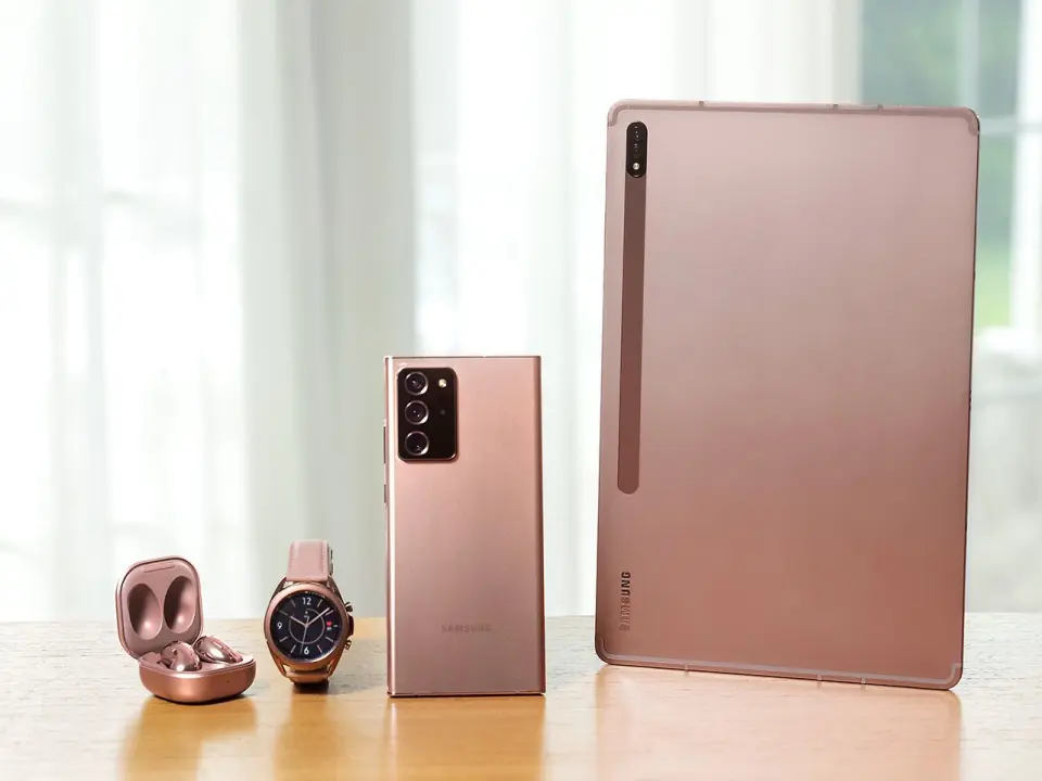 Nye Galaxy Buds Live, Galaxy Watch3, Note 20 UItra og Tab S7+ kommer i fargen Samsung har kalt mystic bronze. Foto: Samsung. Nye Galaxy Buds Live, Galaxy Watch3, Note 20 UItra og Tab S7+ kommer i fargen Samsung har kalt mystic bronze. Foto: Samsung.