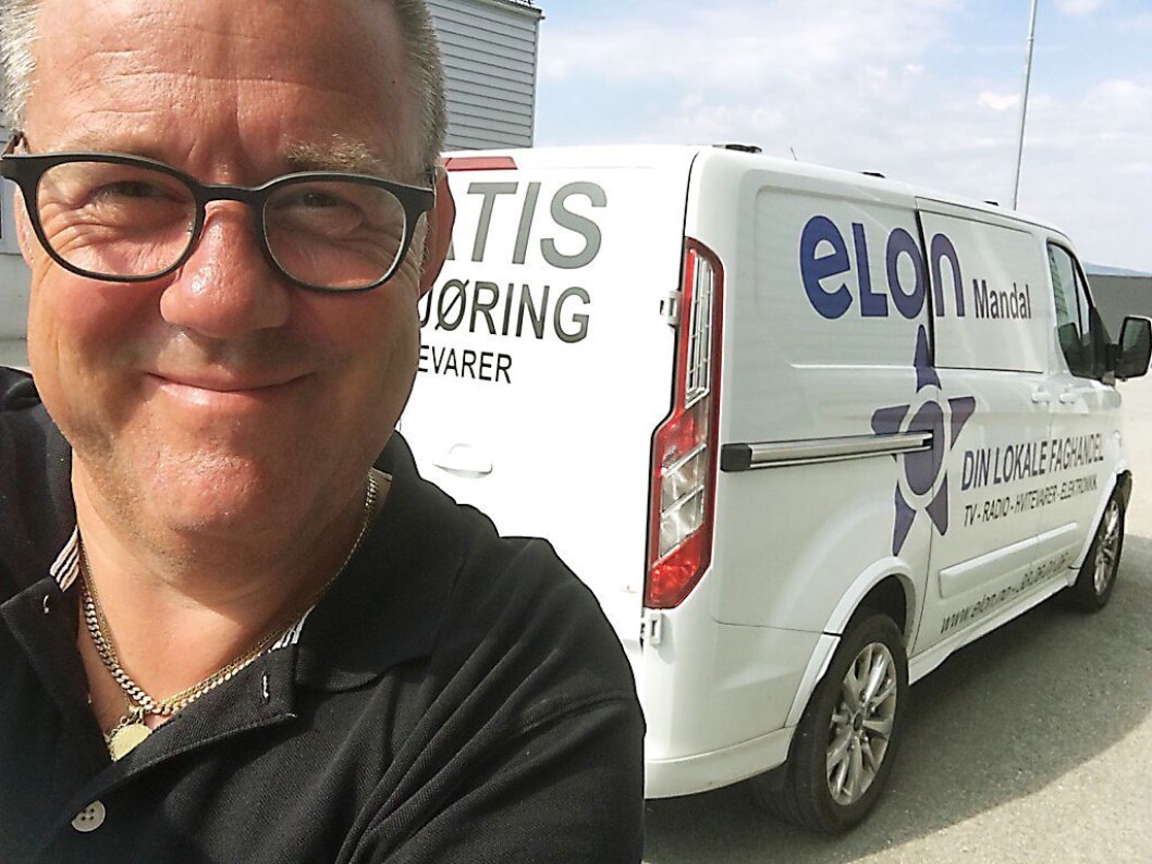 Varebilen er viktig for Elon Mandal. Selfie: Geir Bjerkeland. Varebilen er viktig for Elon Mandal. Selfie: Geir Bjerkeland.