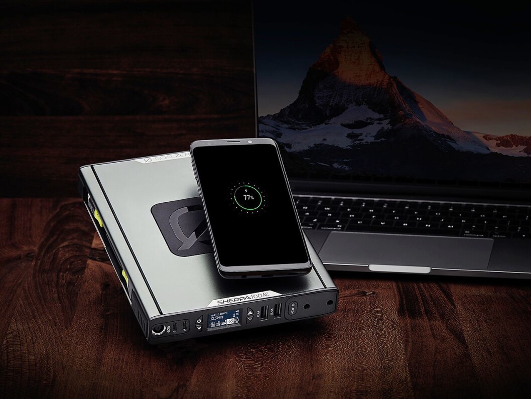 Goal Zero Sherpa 100AC har tråløs Qi-lading, er godkjent av luftfartsmyndighetene som håndbagasje på fly. Kapasitet 94,72 wattimer (Wh), to USB-C-porter på 60W og integrert AC strømkontakt på 100W for lading av 230V-enheter. Pris: 3.400,-. Goal Zero Sherpa 100AC har tråløs Qi-lading, er godkjent av luftfartsmyndighetene som håndbagasje på fly. Kapasitet 94,72 wattimer (Wh), to USB-C-porter på 60W og integrert AC strømkontakt på 100W for lading av 230V-enheter. Pris: 3.400,-.