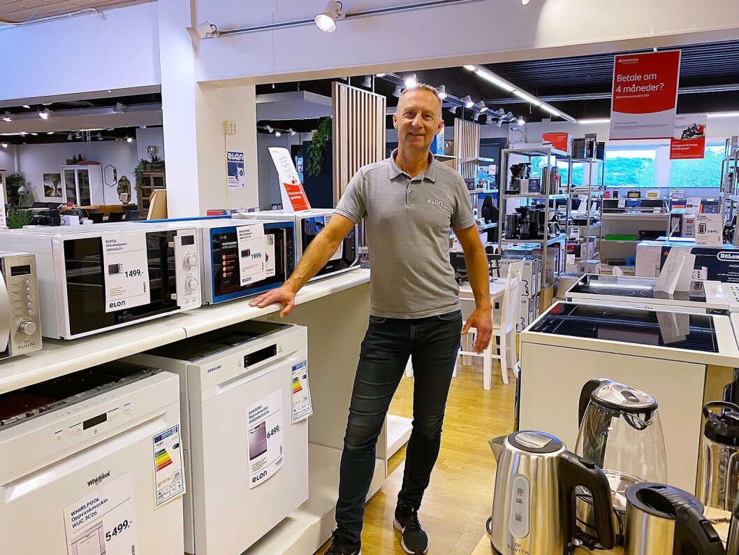 – Elon står for 60 prosent av omsetningen i Varehuset Rydland, sier Karsten Vestbøstad. Foto: Kjell Sigve Ivarsøy. – Elon står for 60 prosent av omsetningen i Varehuset Rydland, sier Karsten Vestbøstad. Foto: Kjell Sigve Ivarsøy.