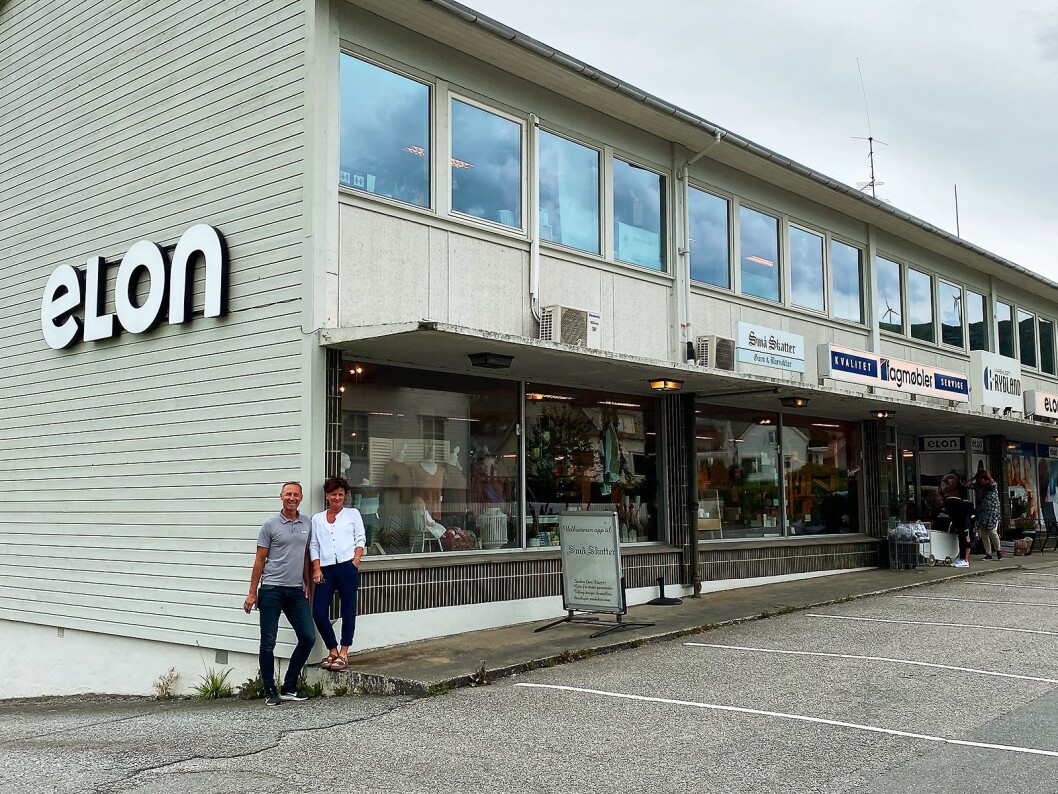 Unn Vigdis Skåtun og Karsten Vestbøstad utenfor Varehuset Rydland i Fitjar. Kommunen har 3.300 innbyggere. Foto: Kjell Sigve Ivarsøy. Unn Vigdis Skåtun og Karsten Vestbøstad utenfor Varehuset Rydland i Fitjar. Kommunen har 3.300 innbyggere. Foto: Kjell Sigve Ivarsøy.