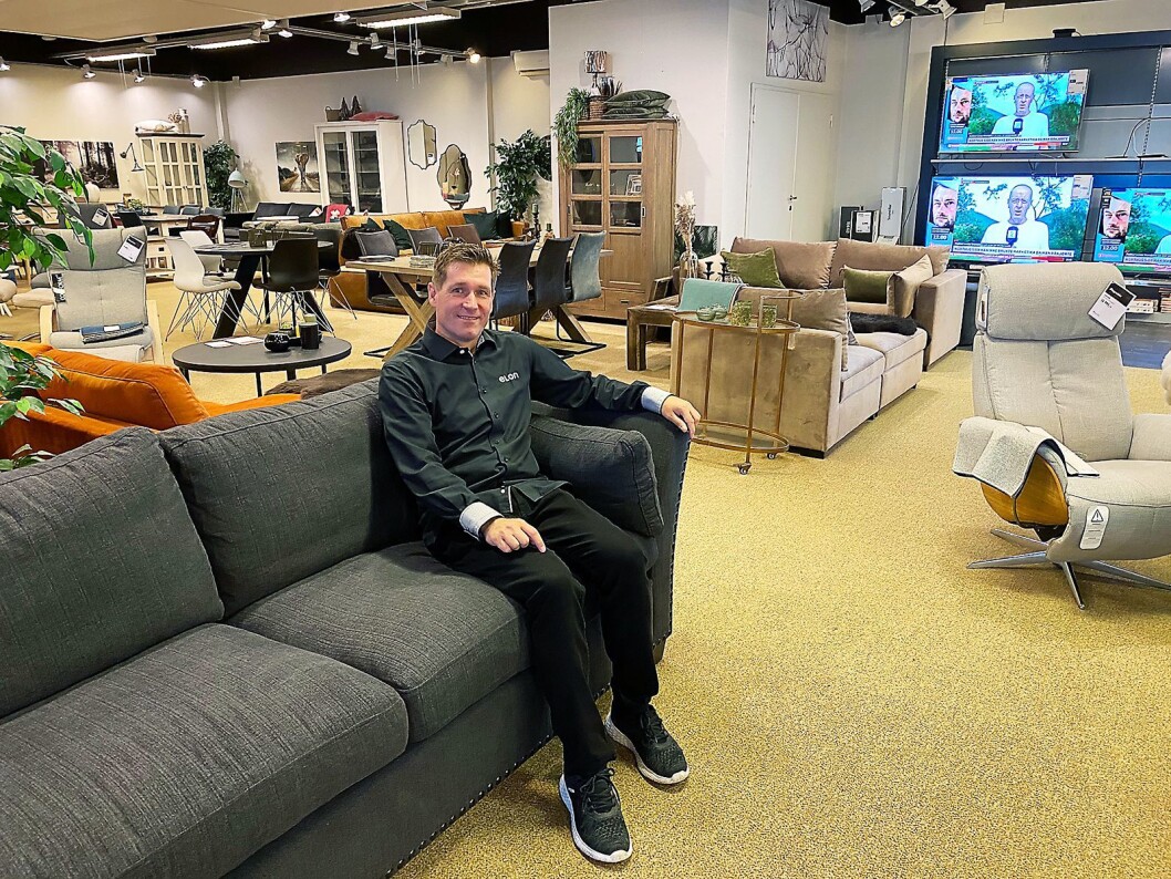Kjell Sigve Ivarsøy er heltidsanatt i Varehuset Rydland. Her er han i Fagmøbler-butikken. Foto: Kjell Sigve Ivarsøy. Kjell Sigve Ivarsøy er heltidsanatt i Varehuset Rydland. Her er han i Fagmøbler-butikken. Foto: Kjell Sigve Ivarsøy.