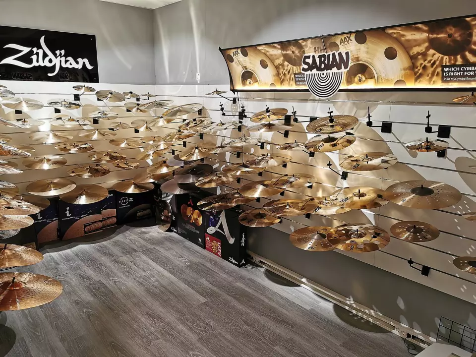 Cymbaler er plassert i et eget rom. Foto: Stian Sønsteng.
