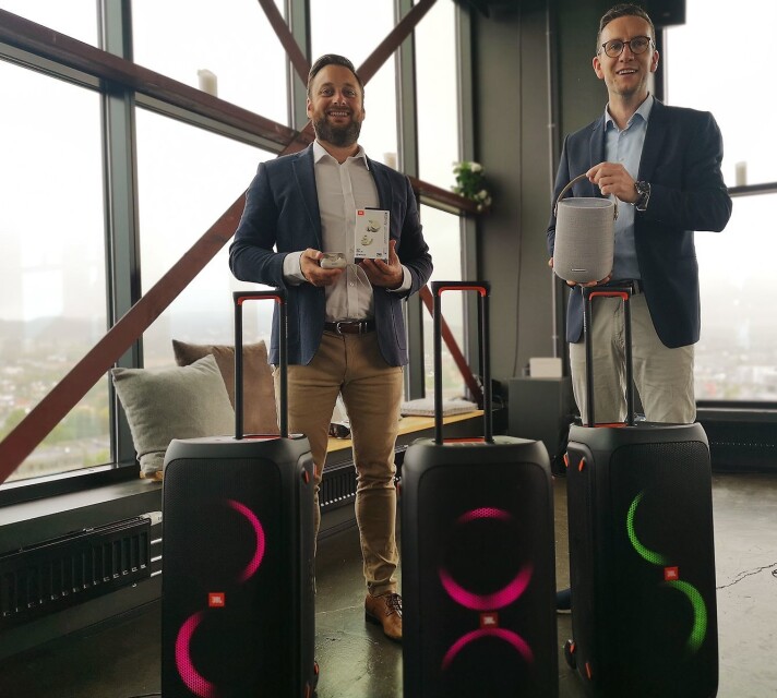Trond Gulbrandsen og Erik Lerseth, begge nordisk nøkkelkundeansvarlige i Harman International, viser fram noen av de nyeste produktene fra JBL og Harman. Foto: Marte Ottemo. Trond Gulbrandsen og Erik Lerseth, begge nordisk nøkkelkundeansvarlige i Harman International, viser fram noen av de nyeste produktene fra JBL og Harman. Foto: Marte Ottemo.