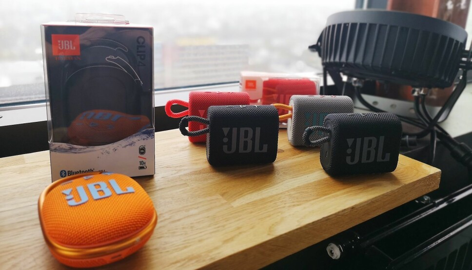 JBL Go 3 og JBL Clip 4 har fått en kraftigere logotype, nye farger og finish. Foto: Marte Ottemo.