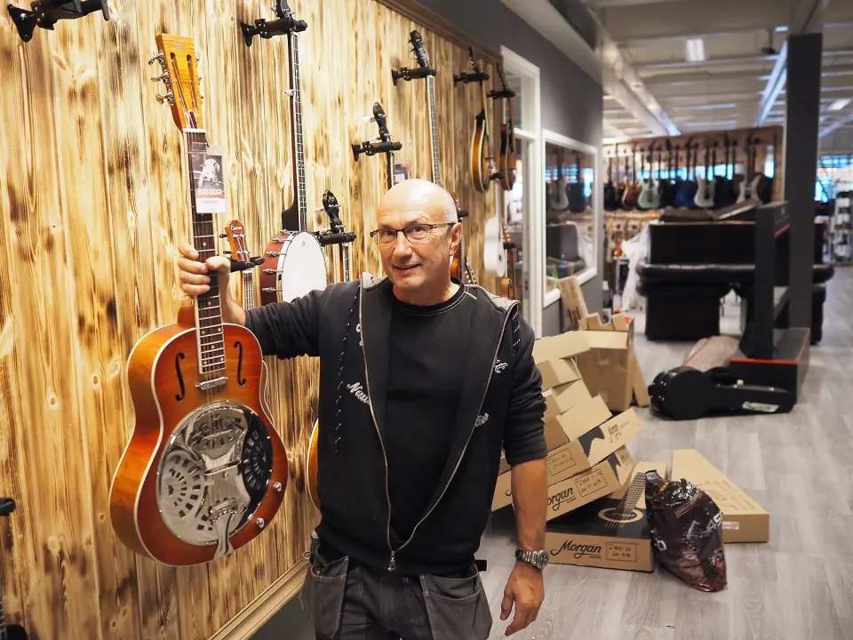 Styreleder Morgan Johnsen i GH4S, som eier 4Sound-kjeden. Han er også leverandør av blant annet Morgan-gitarer, Kawai og Hohner gjennom Morgan Instrument Norge AS. Foto: Stian Sønsteng. Styreleder Morgan Johnsen i GH4S, som eier 4Sound-kjeden. Han er også leverandør av blant annet Morgan-gitarer, Kawai og Hohner gjennom Morgan Instrument Norge AS. Foto: Stian Sønsteng.