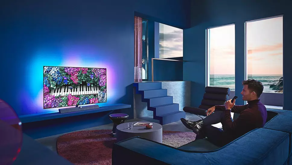 Philips’ nye TV-flaggskip, OLED+935, har fått en ny, dedikert AI-prosessor, som bruker nevrale nettverk og maskinlæring. Foto: Philips