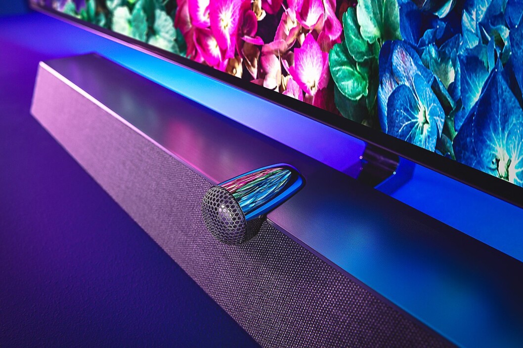 Bowers & Wilkins lager den integrerte lydplanken til Philips OLED+935, og den kan monteres som en del av sokkelen ved bordmontering, men også benyttes ved veggmontering av TV-en. Foto: Philips. Bowers & Wilkins lager den integrerte lydplanken til Philips OLED+935, og den kan monteres som en del av sokkelen ved bordmontering, men også benyttes ved veggmontering av TV-en. Foto: Philips.