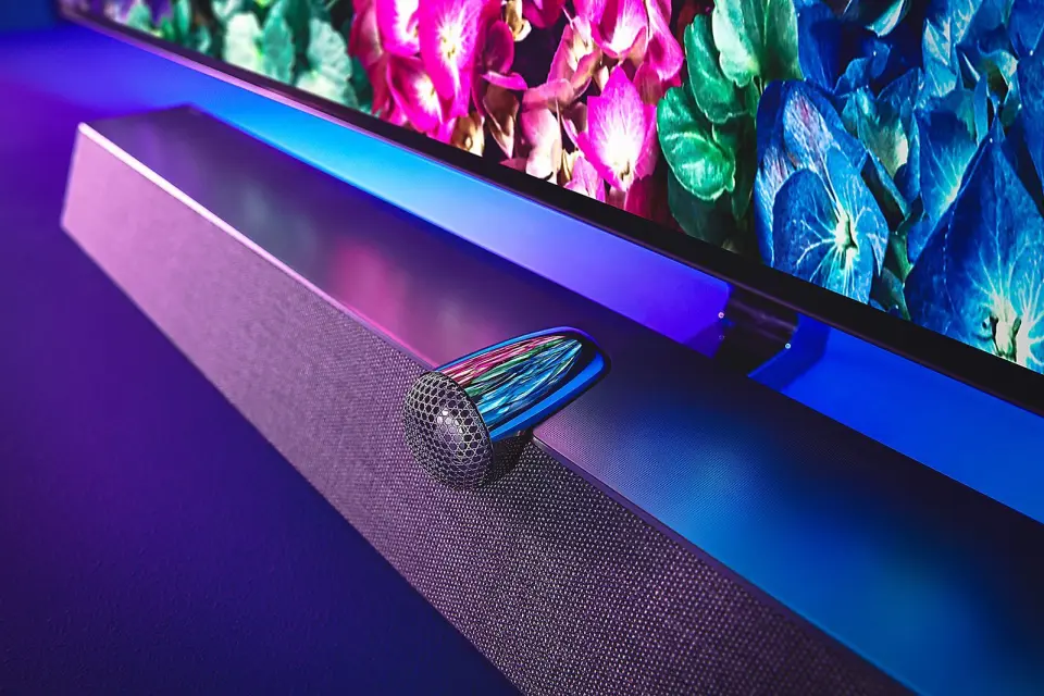 Bowers & Wilkins lager den integrerte lydplanken til Philips OLED+935, og den kan monteres som en del av sokkelen ved bordmontering, men også benyttes ved veggmontering av TV-en. Foto: Philips. Bowers & Wilkins lager den integrerte lydplanken til Philips OLED+935, og den kan monteres som en del av sokkelen ved bordmontering, men også benyttes ved veggmontering av TV-en. Foto: Philips.