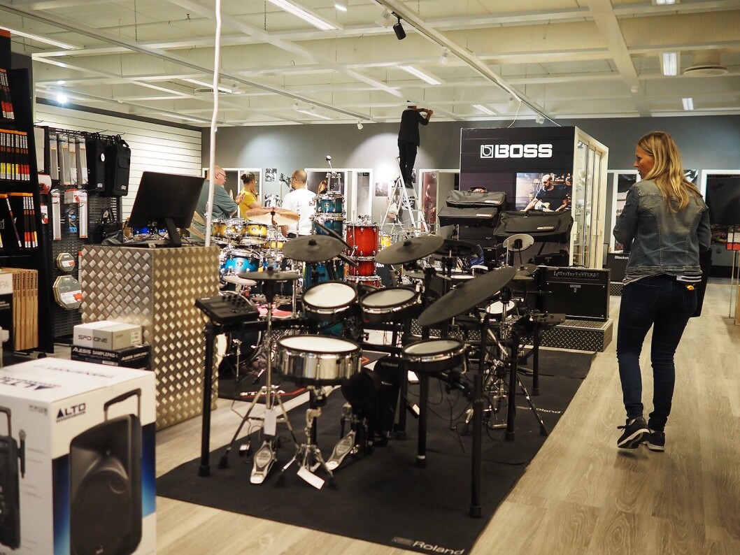 Interiør- og butikkdesigner Anita Svensson i Rom20 tar en siste sjekk før åpningen av 4Sound Stavanger. Foto: Stian Sønsteng. Interiør- og butikkdesigner Anita Svensson i Rom20 tar en siste sjekk før åpningen av 4Sound Stavanger. Foto: Stian Sønsteng.