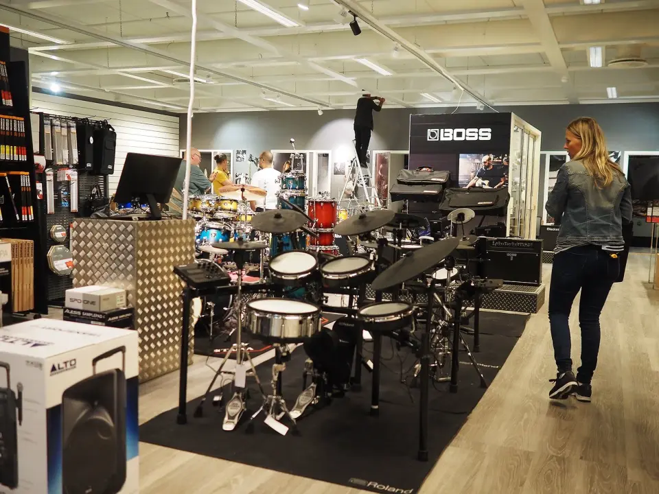 Interiør- og butikkdesigner Anita Svensson i Rom20 tar en siste sjekk før åpningen av 4Sound Stavanger. Foto: Stian Sønsteng. Interiør- og butikkdesigner Anita Svensson i Rom20 tar en siste sjekk før åpningen av 4Sound Stavanger. Foto: Stian Sønsteng.