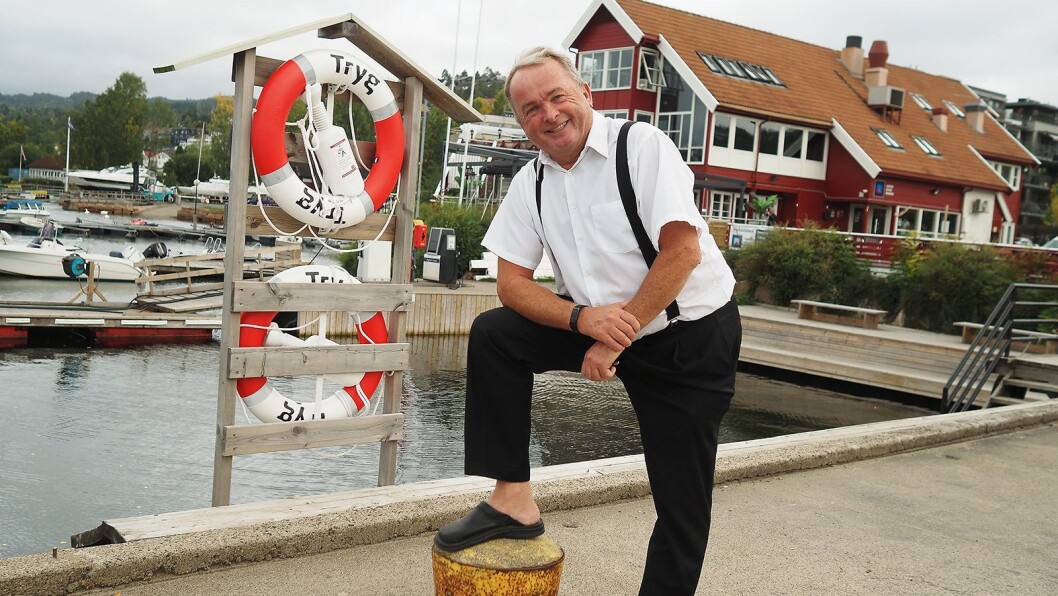 – Velkommen til Sætre! sier Martin Vinje, her foran Sætre Havn Marina, der han har kontor og utstillingslokaler i hele toppetasjen. Foto: Stian Sønsteng – Velkommen til Sætre! sier Martin Vinje, her foran Sætre Havn Marina, der han har kontor og utstillingslokaler i hele toppetasjen. Foto: Stian Sønsteng