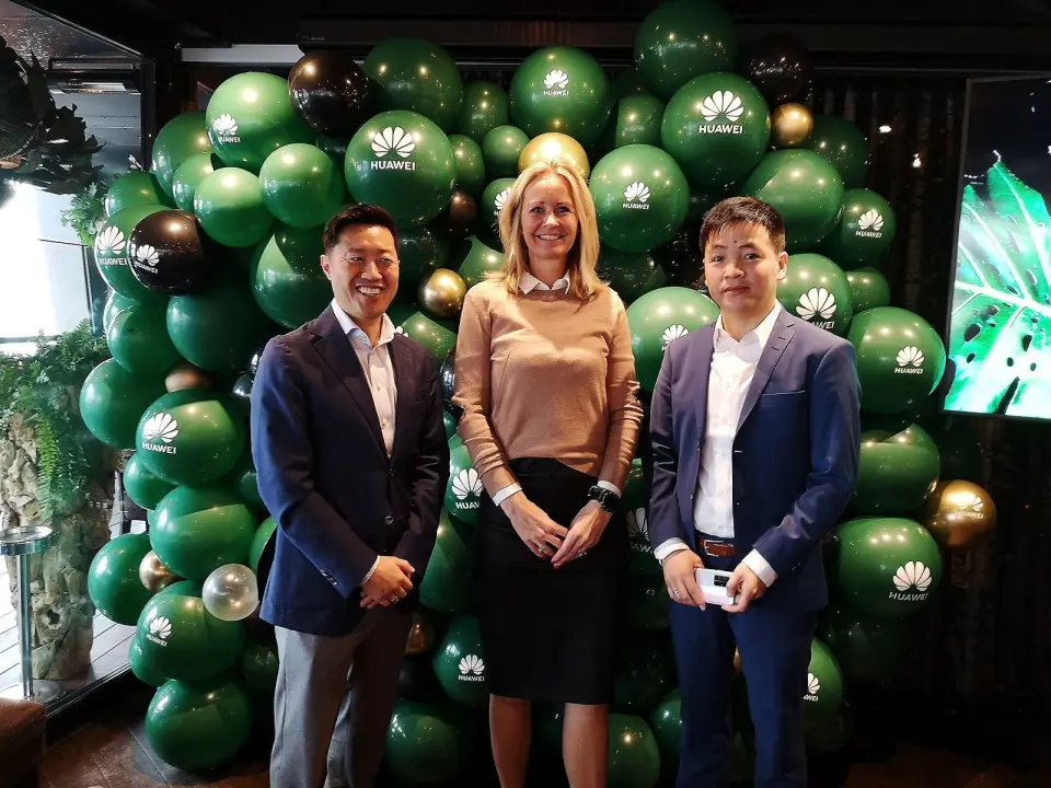 PR-sjef Anders Bigseth, global partner- og strategiansvarlig Siri Børsum og ny norgessjef Felix Xu viste fram Huaweis siste lanseringer på et arrangement i Oslo. Foto: Marte Ottemo. PR-sjef Anders Bigseth, global partner- og strategiansvarlig Siri Børsum og ny norgessjef Felix Xu viste fram Huaweis siste lanseringer på et arrangement i Oslo. Foto: Marte Ottemo.
