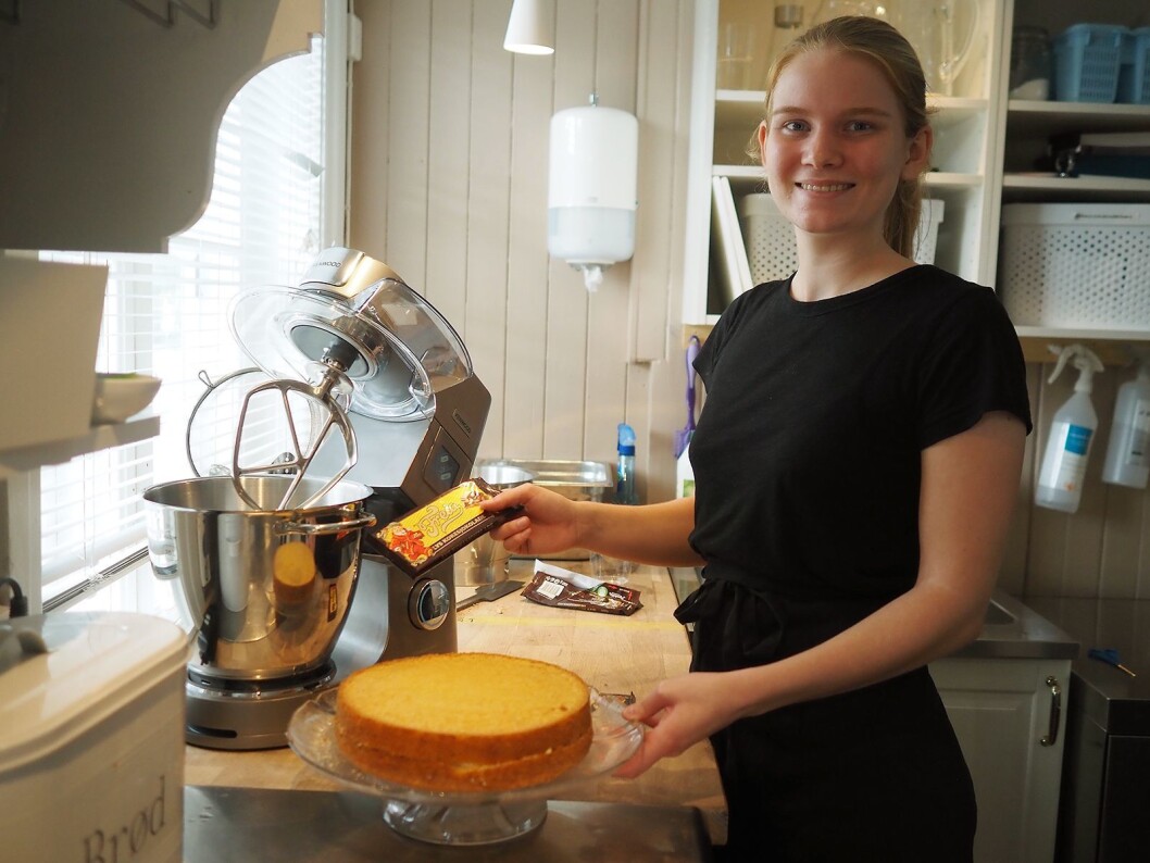 Ine Kristiansen ved kjøkkenet i Sætre gård er en av de aller første i Norden som bruker Kenwood Titanium Chef Patissier XL til å smelte sjokolade. Foto: Stian Sønsteng. Ine Kristiansen ved kjøkkenet i Sætre gård er en av de aller første i Norden som bruker Kenwood Titanium Chef Patissier XL til å smelte sjokolade. Foto: Stian Sønsteng.
