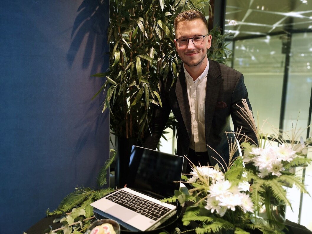 Haris Suljic, opplæringsansvarlig i Huawei Norge, viser fram den siste Matebook X fra selskapet. Foto: Marte Ottemo. Haris Suljic, opplæringsansvarlig i Huawei Norge, viser fram den siste Matebook X fra selskapet. Foto: Marte Ottemo.