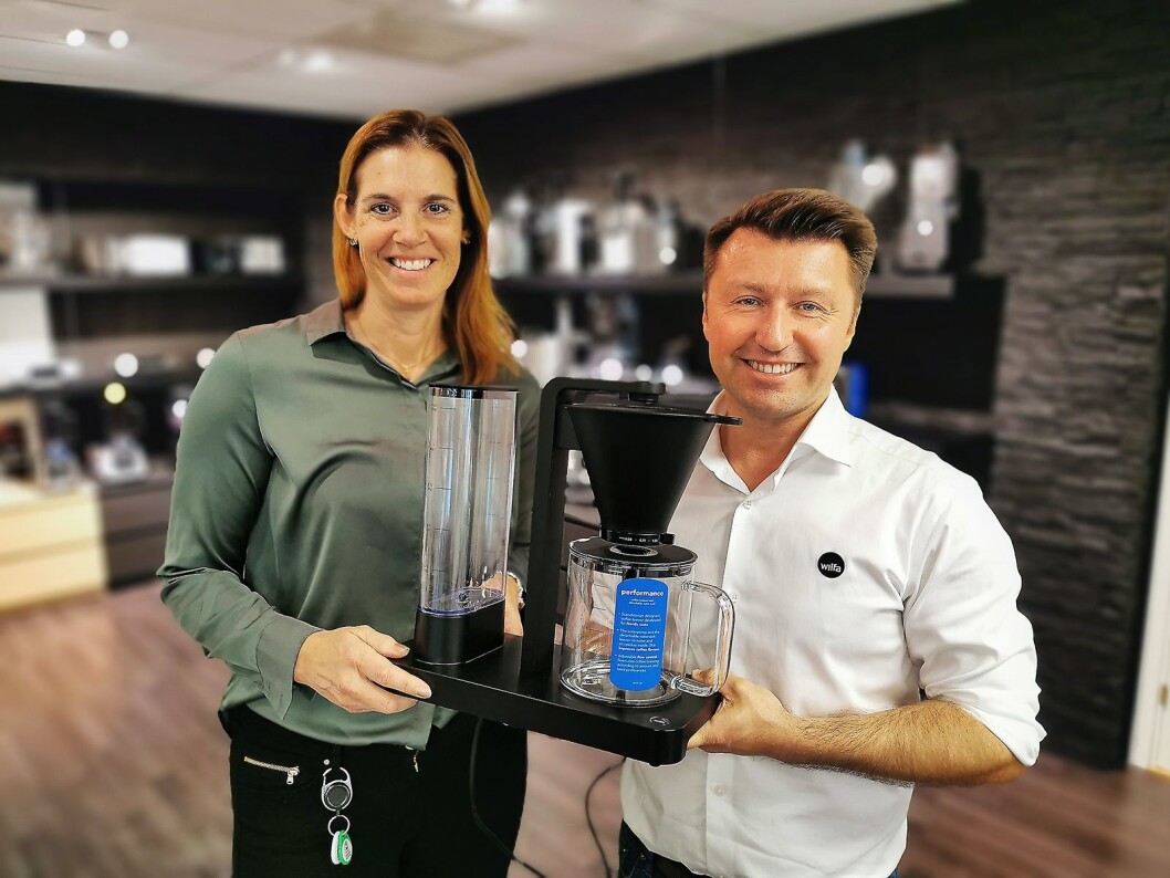 Morten Hoff og Guri Brennhovd i Wilfa med den nye kaffetrakteren Performance, som er på tur ut i butikkene. Foto: Stian Sønsteng Morten Hoff og Guri Brennhovd i Wilfa med den nye kaffetrakteren Performance, som er på tur ut i butikkene. Foto: Stian Sønsteng