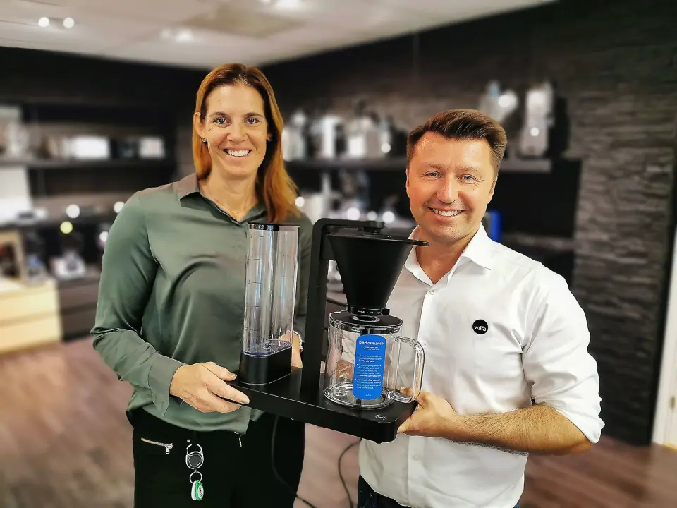 Morten Hoff og Guri Brennhovd i Wilfa med den nye kaffetrakteren Performance, som er på tur ut i butikkene. Foto: Stian Sønsteng Morten Hoff og Guri Brennhovd i Wilfa med den nye kaffetrakteren Performance, som er på tur ut i butikkene. Foto: Stian Sønsteng