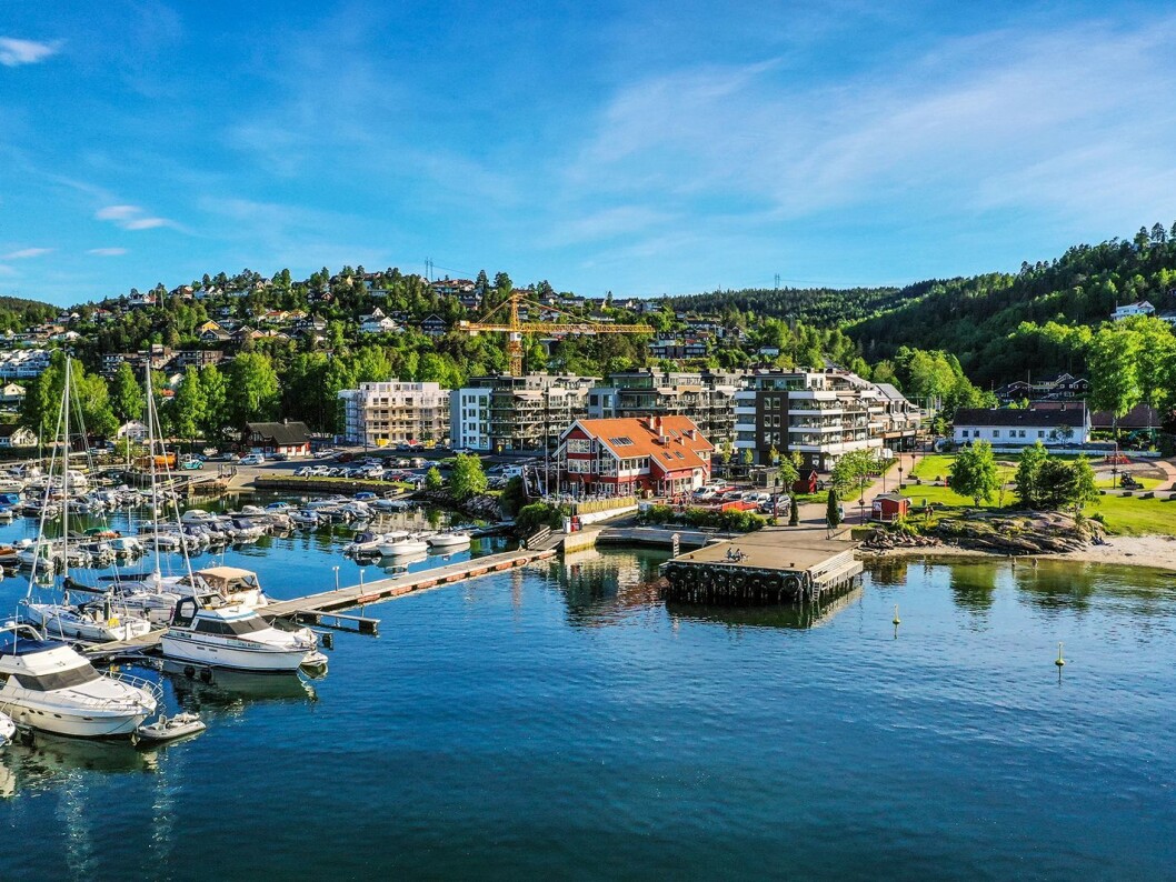 Sætre Havn Marina, der Martin Vinje har kontor og utstillingslokaler i toppetasjen i det røde bygget. Dronefoto: Simen Øyen/akademiet.no. Sætre Havn Marina, der Martin Vinje har kontor og utstillingslokaler i toppetasjen i det røde bygget. Dronefoto: Simen Øyen/akademiet.no.