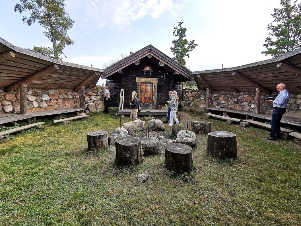 Ved setervollen på Bjørnåsen har Grønsand gjestegård bygd en stor gapahuk med plass til 100 gjester rundt bålet. Foto: Stian Sønsteng. Ved setervollen på Bjørnåsen har Grønsand gjestegård bygd en stor gapahuk med plass til 100 gjester rundt bålet. Foto: Stian Sønsteng.