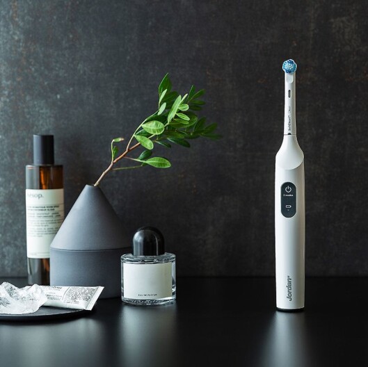 Jordan elektriske tannbørster er produsert av Wilfa. Modellen Smile kommer med reiseetui og USB-lading. Pris: 500,- Foto: Wilfa. Jordan elektriske tannbørster er produsert av Wilfa. Modellen Smile kommer med reiseetui og USB-lading. Pris: 500,- Foto: Wilfa.