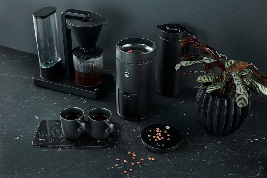 Den nye kaffetrakteren Wilfa Performance (pris: 2.800,-) og kaffekvernen Svart Uniform, som har innebygd vekt. Pris: 4.000,- Foto: Wilfa. Den nye kaffetrakteren Wilfa Performance (pris: 2.800,-) og kaffekvernen Svart Uniform, som har innebygd vekt. Pris: 4.000,- Foto: Wilfa.
