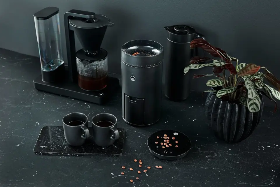 Den nye kaffetrakteren Wilfa Performance (pris: 2.800,-) og kaffekvernen Svart Uniform, som har innebygd vekt. Pris: 4.000,- Foto: Wilfa. Den nye kaffetrakteren Wilfa Performance (pris: 2.800,-) og kaffekvernen Svart Uniform, som har innebygd vekt. Pris: 4.000,- Foto: Wilfa.