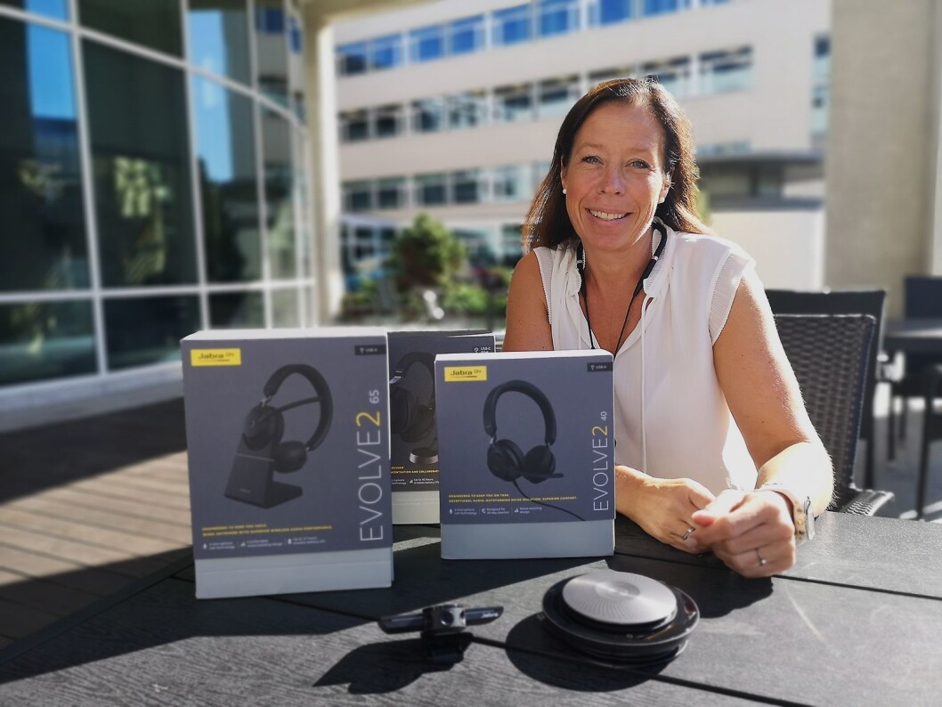 Merethe Evensen, senior salgsansvarlig i Jabra Norge, viser fram de tre nye Evolve2-modellene, Jabra Speak og Jabra Panacast utenfor selskapets kontorer i Oslo. Foto: Marte Ottemo. Merethe Evensen, senior salgsansvarlig i Jabra Norge, viser fram de tre nye Evolve2-modellene, Jabra Speak og Jabra Panacast utenfor selskapets kontorer i Oslo. Foto: Marte Ottemo.