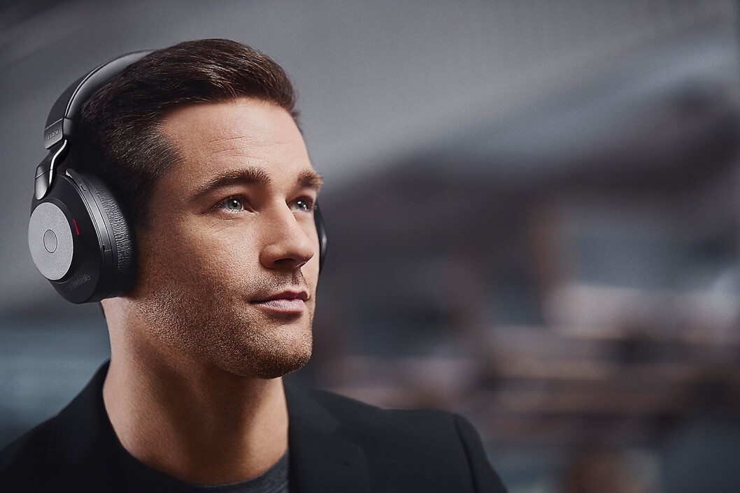 Jabra Evolve2 85 har en mikrofonarm som kan foldes inn når du ikke skal snakke i hodetelefonsettet. Foto: Jabra. Jabra Evolve2 85 har en mikrofonarm som kan foldes inn når du ikke skal snakke i hodetelefonsettet. Foto: Jabra.