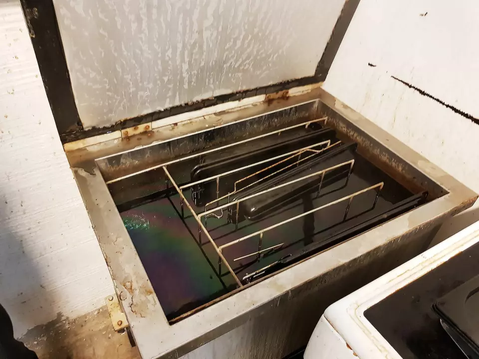 Stekebrettene ligger over natten i et egenutviklet kjemisk bad før de vaskes. Foto: Jan Røsholm.