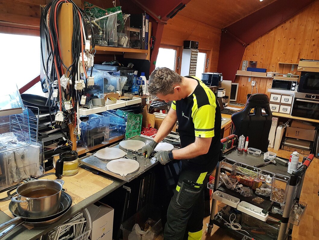 Elektroreparatør Artur Marcin Andruszkiewicz feilsøker på en induksjonstopp. Foto: Jan Røsholm. Elektroreparatør Artur Marcin Andruszkiewicz feilsøker på en induksjonstopp. Foto: Jan Røsholm.