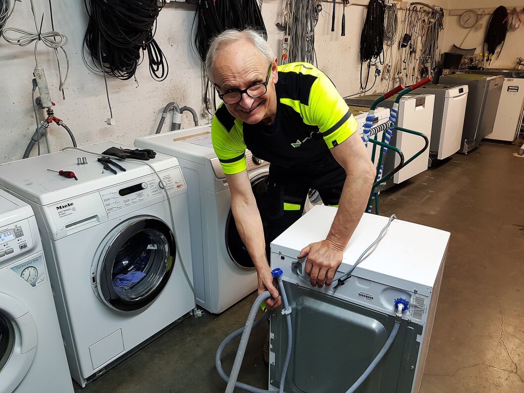 Leszek Kazmierski er en av teknikerne på vaskemaskinavdelingen. Foto: Jan Røsholm. Leszek Kazmierski er en av teknikerne på vaskemaskinavdelingen. Foto: Jan Røsholm.