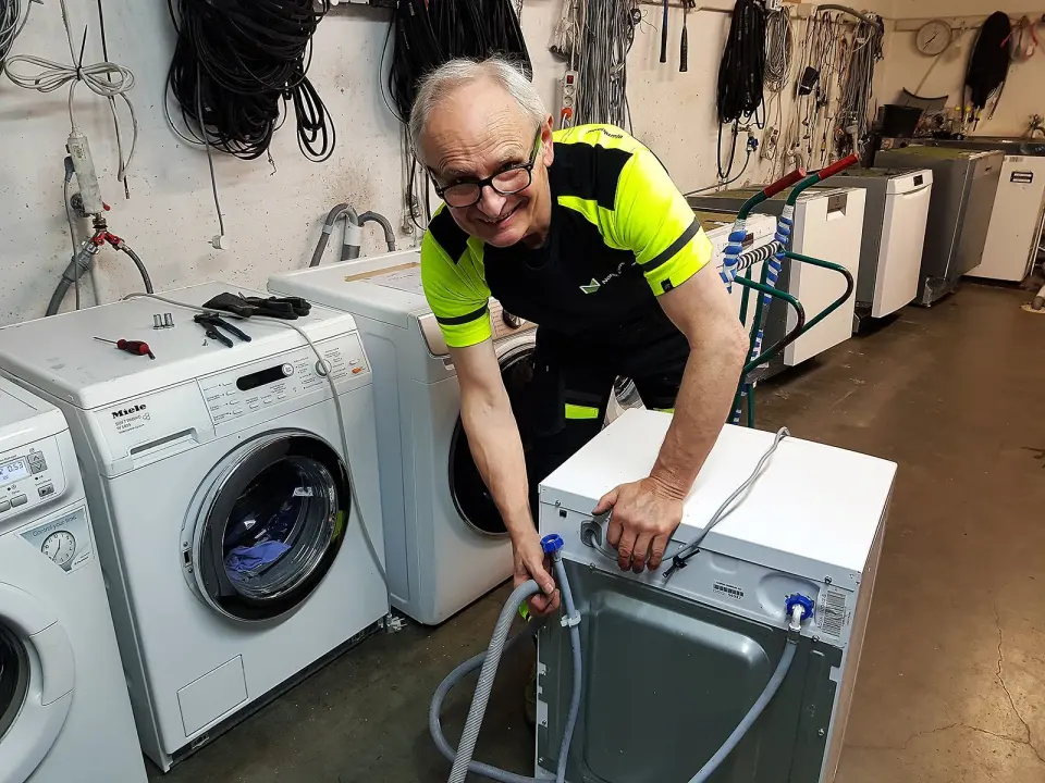 Leszek Kazmierski er en av teknikerne på vaskemaskinavdelingen. Foto: Jan Røsholm. Leszek Kazmierski er en av teknikerne på vaskemaskinavdelingen. Foto: Jan Røsholm.