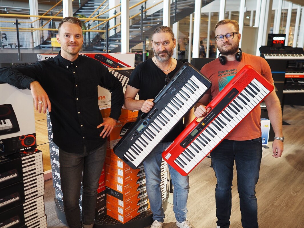 Torstein Vik (f. h.) Per Nordengen og Mikael Romundstad utgjør Polysonic Norge AS. Her med Casiotone CT-S100 og CT-S200 under åpningen av 4Sound Stavanger. Foto: Stian Sønsteng Torstein Vik (f. h.) Per Nordengen og Mikael Romundstad utgjør Polysonic Norge AS. Her med Casiotone CT-S100 og CT-S200 under åpningen av 4Sound Stavanger. Foto: Stian Sønsteng