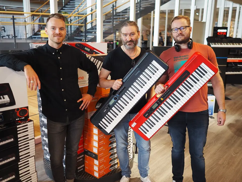 Torstein Vik (f. h.) Per Nordengen og Mikael Romundstad utgjør Polysonic Norge AS. Her med Casiotone CT-S100 og CT-S200 under åpningen av 4Sound Stavanger. Foto: Stian Sønsteng Torstein Vik (f. h.) Per Nordengen og Mikael Romundstad utgjør Polysonic Norge AS. Her med Casiotone CT-S100 og CT-S200 under åpningen av 4Sound Stavanger. Foto: Stian Sønsteng