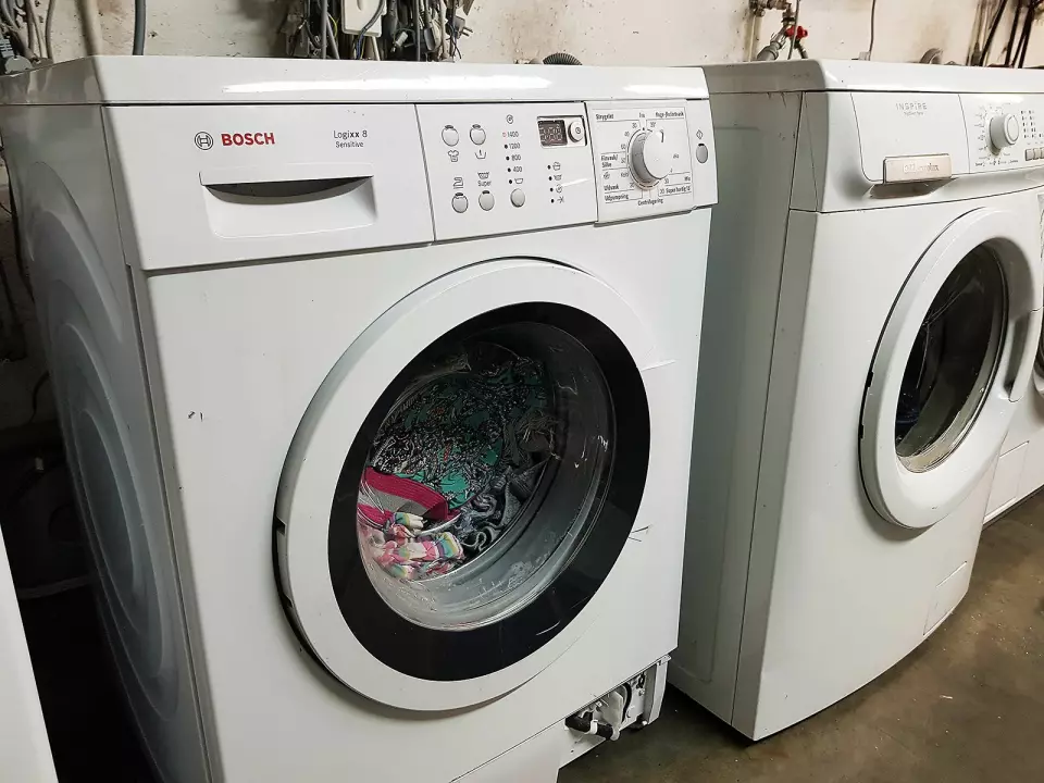 Alle vaskemaskiner testes med klær før de sendes ut på markedet. Foto: Jan Røsholm.
