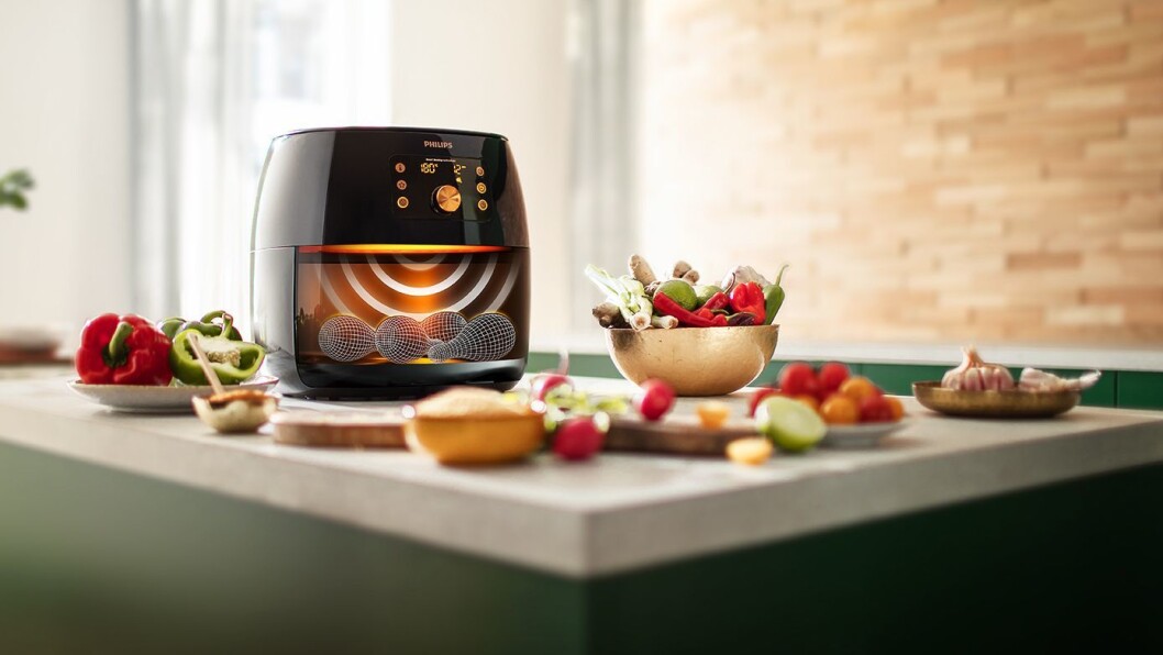 Slik illustrerer Philips hvordan sensorer registrerer maten som legges i Airfryer XXL Smart Sense, slik at den automatisk kan stille inn temperatur og steketid. Foto: Philips Slik illustrerer Philips hvordan sensorer registrerer maten som legges i Airfryer XXL Smart Sense, slik at den automatisk kan stille inn temperatur og steketid. Foto: Philips