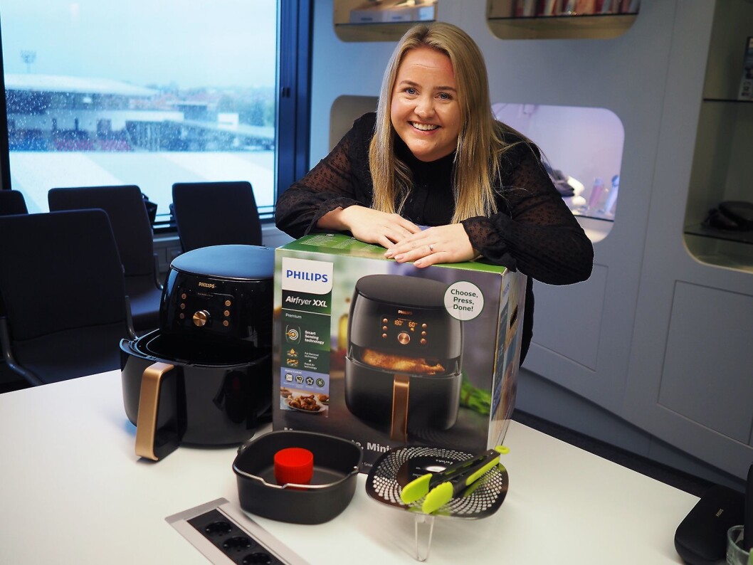 Åshild Lange Dehli, ansvarlig for marketing i detaljhandelen, med Airfryer XXL Smart Sense, som har sensorteknologi, og et par av tilbehørene. Foto: Stian Sønsteng. Åshild Lange Dehli, ansvarlig for marketing i detaljhandelen, med Airfryer XXL Smart Sense, som har sensorteknologi, og et par av tilbehørene. Foto: Stian Sønsteng.