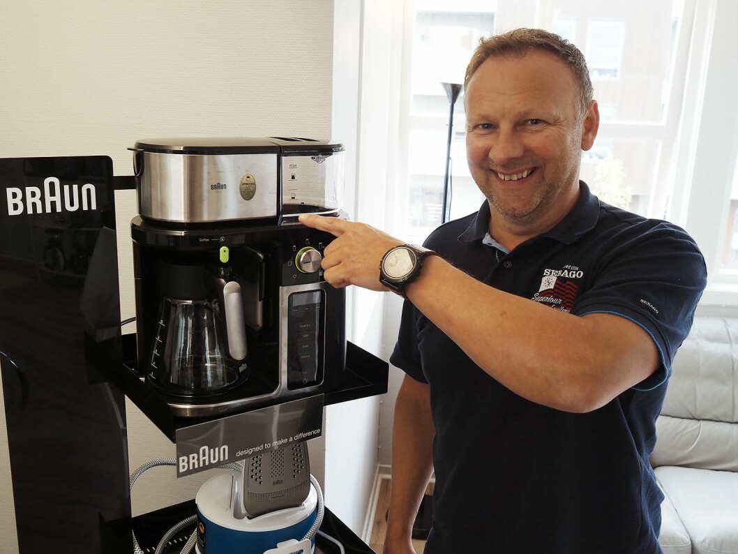 Teknisk sjef Stig M. Hiller i Norsk kaffeinformasjon (NKI) påpeker godkjenningsmerket NKI har gitt kaffetrakteren Braun MultiServe. Foto: Stian Sønsteng.