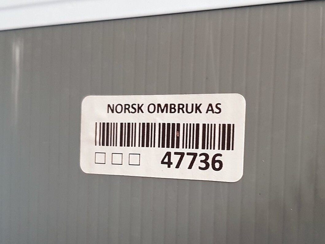 Norsk Ombruk utstyrer hvert produkt med en unik ID, slik at de har kontroll over produktet. Foto: Jan Røsholm. Norsk Ombruk utstyrer hvert produkt med en unik ID, slik at de har kontroll over produktet. Foto: Jan Røsholm.